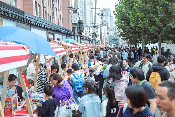 AG九游会黄浦区举办“记忆门集市爱心义卖” 关注阿尔兹海默病患者的健康(图1)