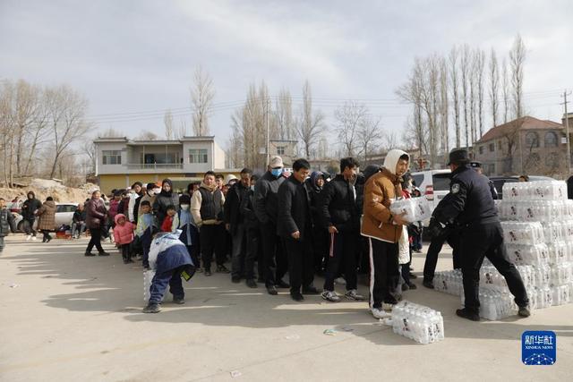 AG九游会棉衣、药品、食品、暖风机……全货机出动！驰援甘肃积石山地震灾区 这些企业守望相助(图1)