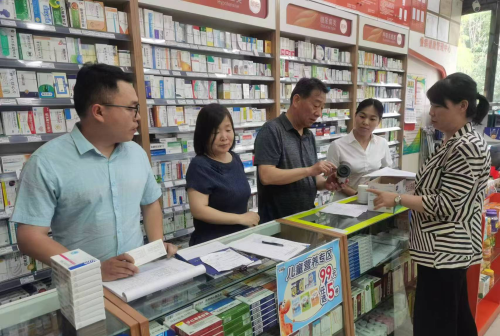 运城市市场监管局对新绛县药品零售企业进行符合性检查(图1)